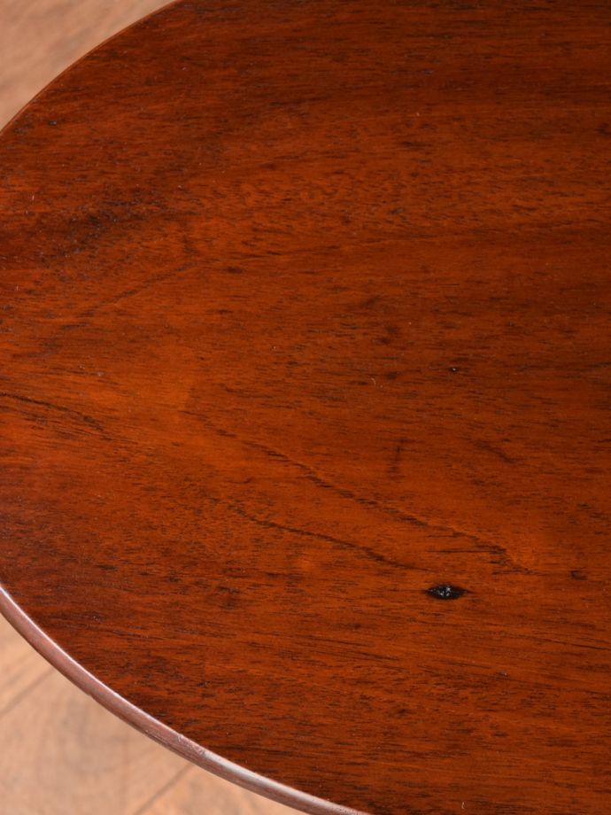 アンティークテーブルの美しい天板