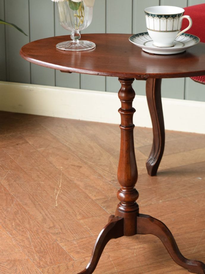 おしゃれなアンティークのテーブル