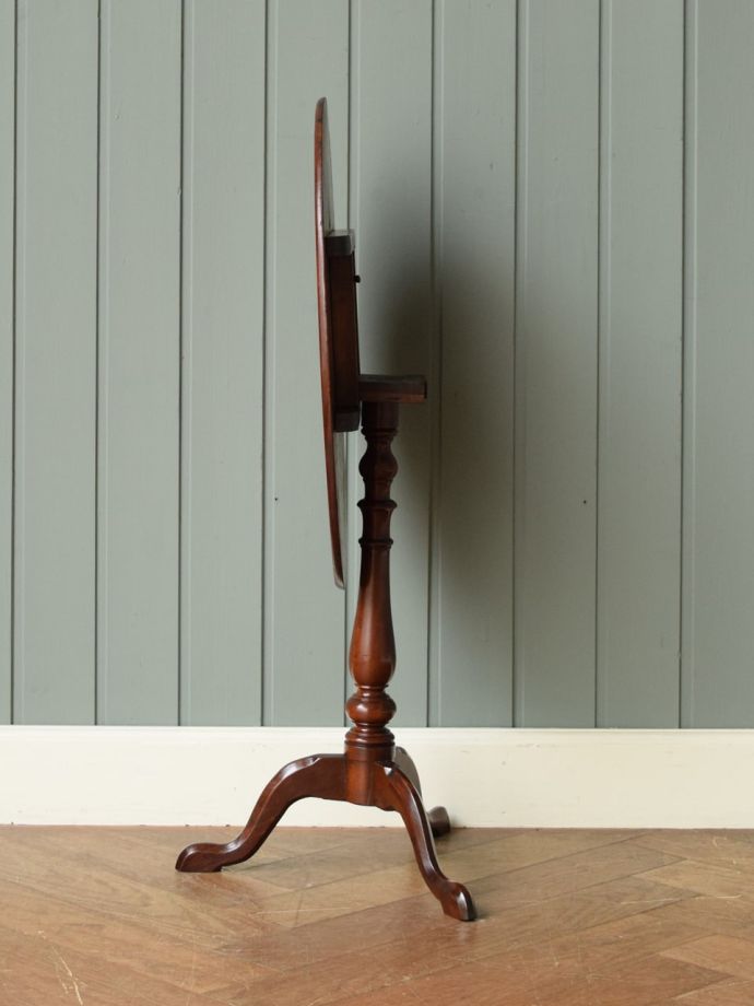 ティルトップテーブルの側面