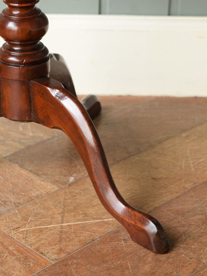 アンティークテーブルの脚