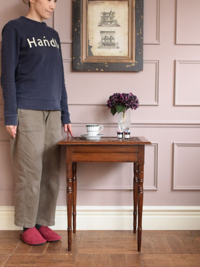 アンティークのオケージョナルテーブル