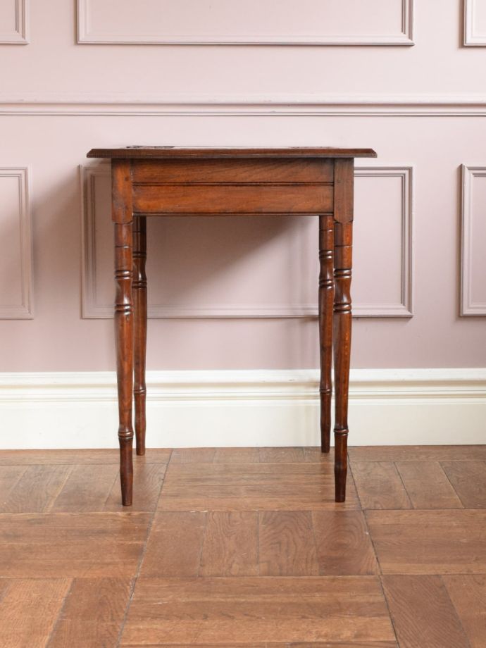 オケージョナルテーブルの側面