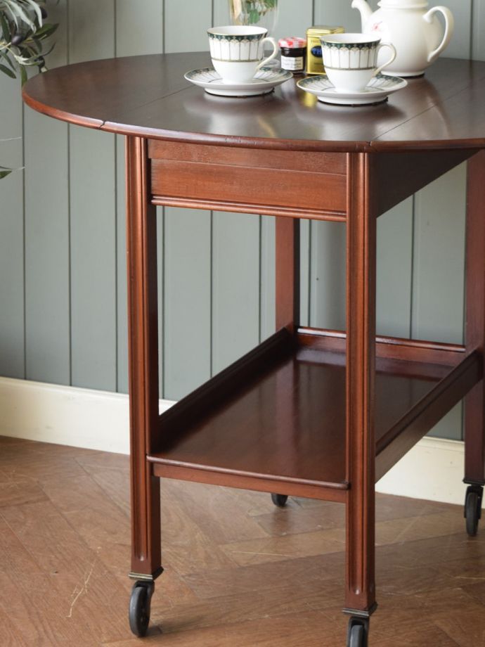 アンティーク家具らしさが漂うワゴン