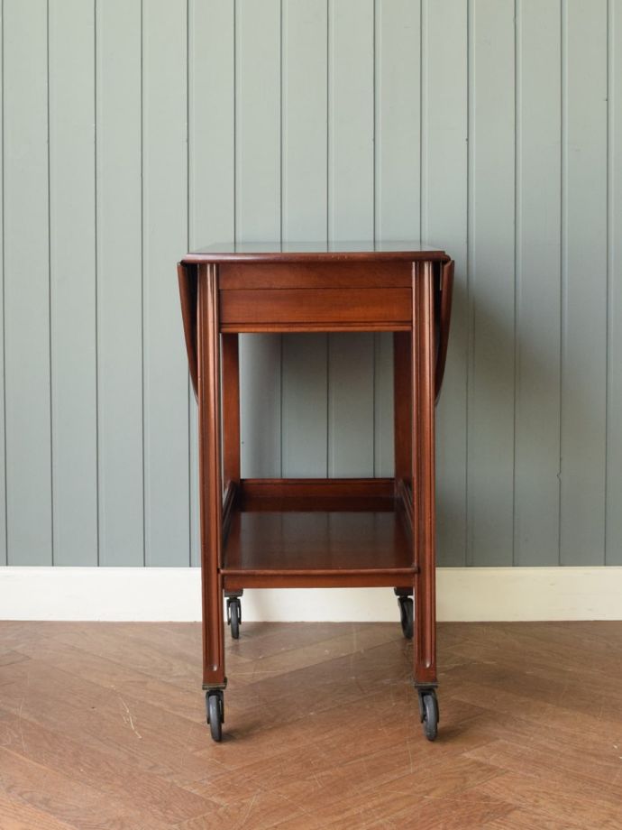 アンティークワゴンの側面