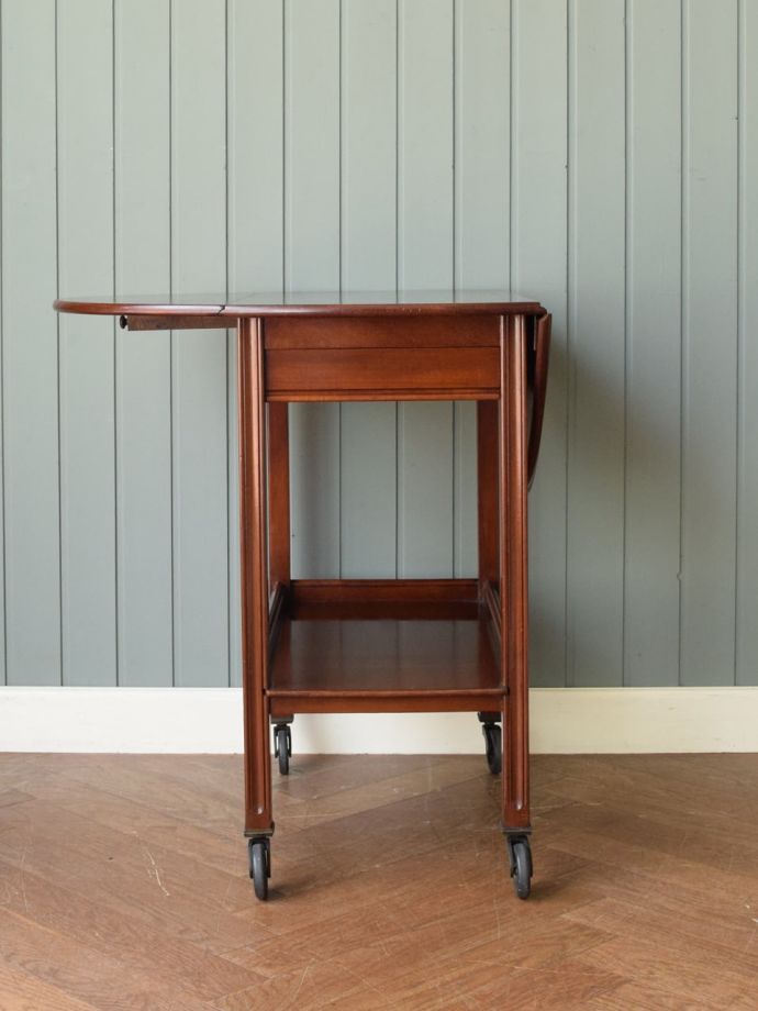 伸長式ワゴンを片方開くと