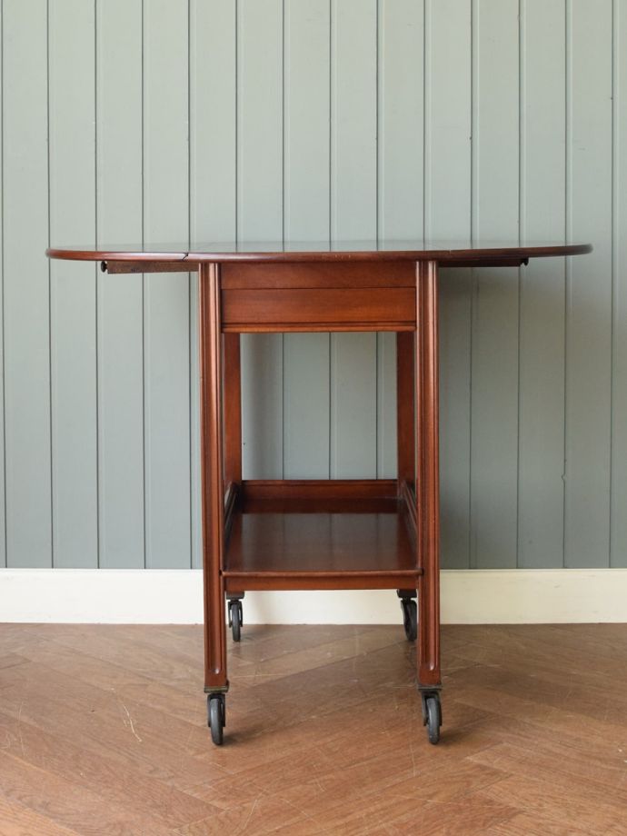 両方のリーフを開いた伸長式ワゴン