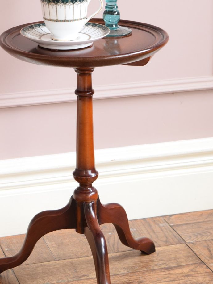 英国スタイルのアンティークテーブル