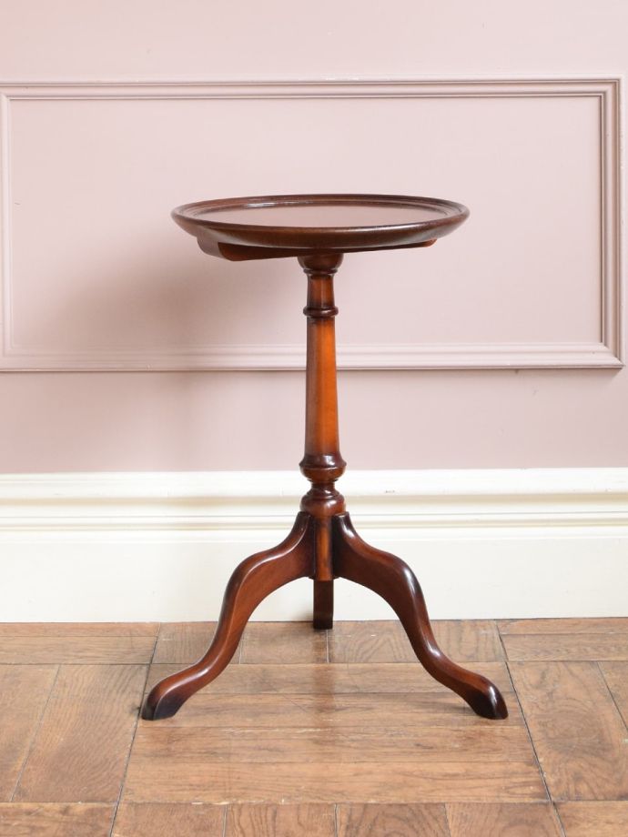 アンティークコーヒーテーブルの側面