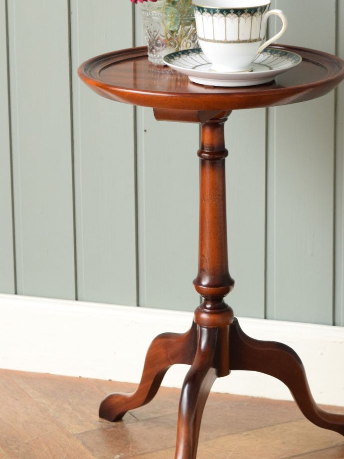 英国スタイルのアンティークテーブル