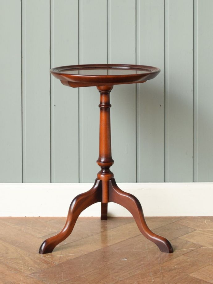 アンティークコーヒーテーブルの側面