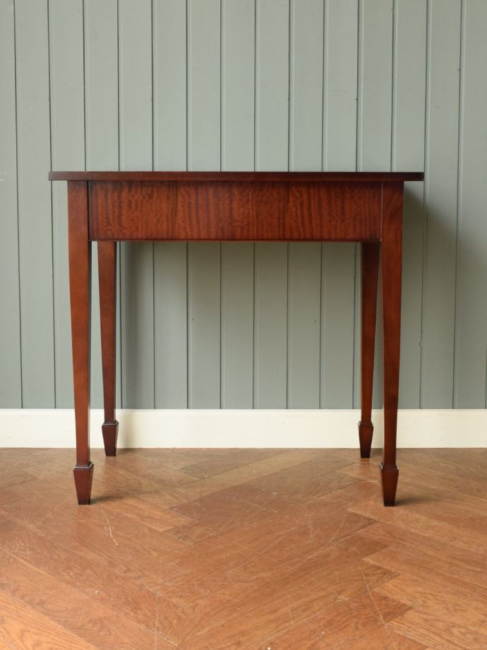 コンソールテーブルの後ろ姿