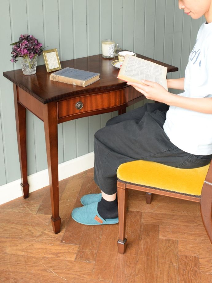 アンティークのコンソールテーブル