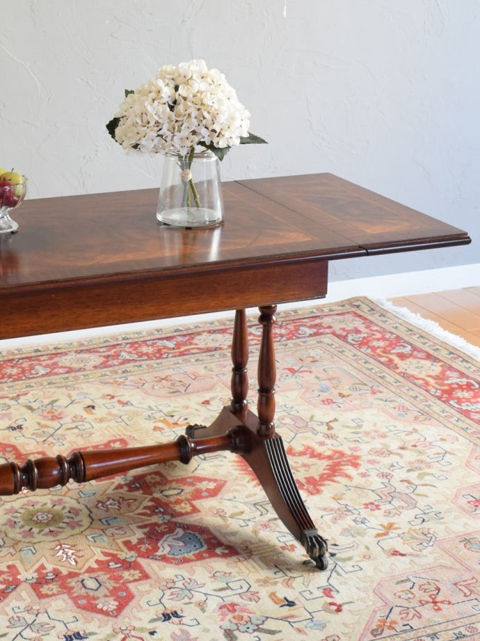 英国のアンティーク家具らしいデザイン