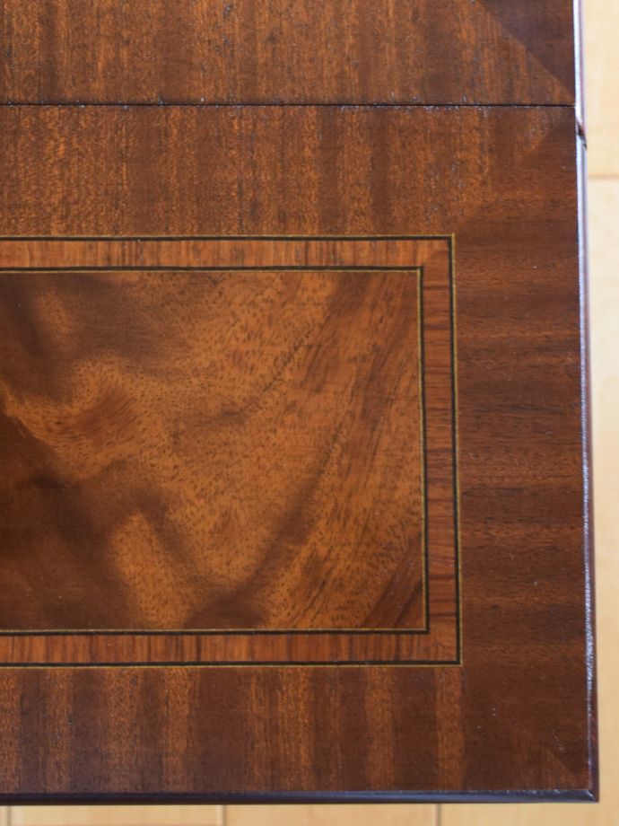 アンティークテーブルらしい木目