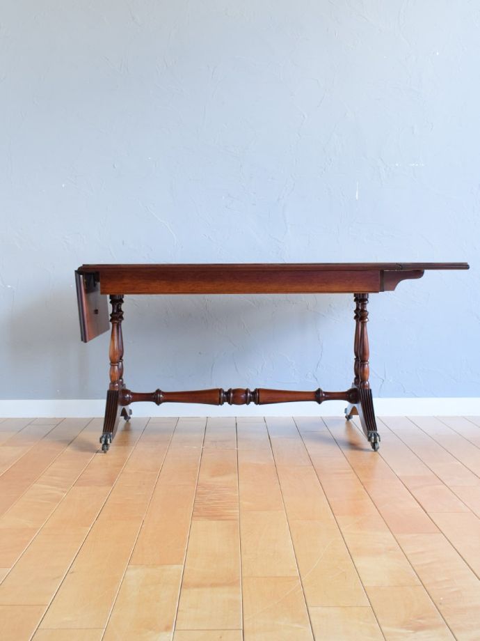 伸長式天板を片方開くと