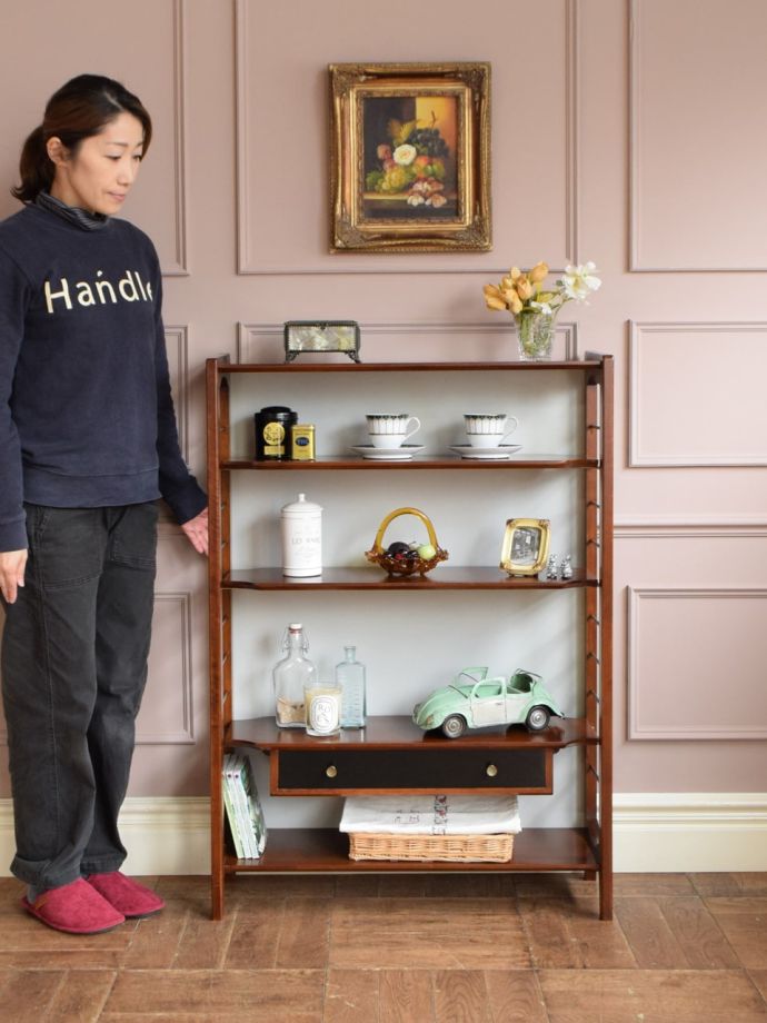 アンティーク風のオープンキャビネット