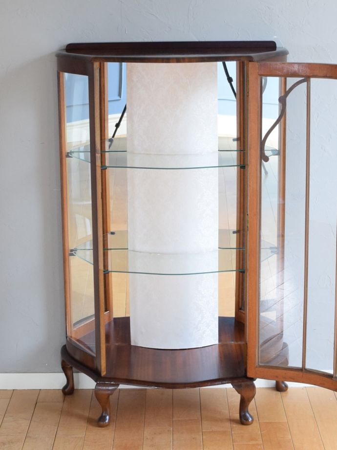 ガラスキャビネットの扉の中