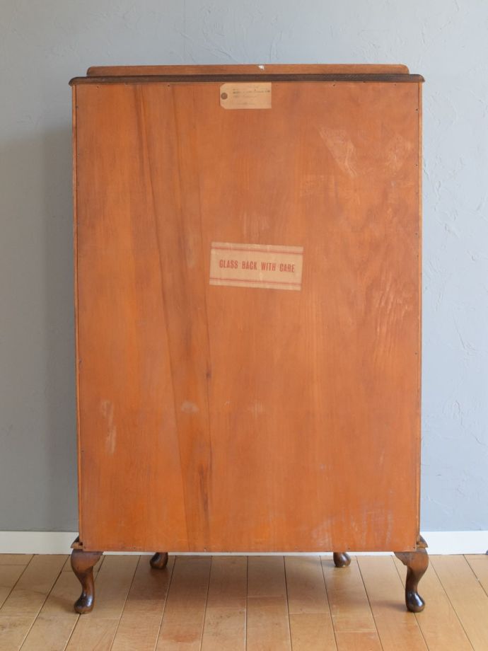 キャビネットの後ろ姿