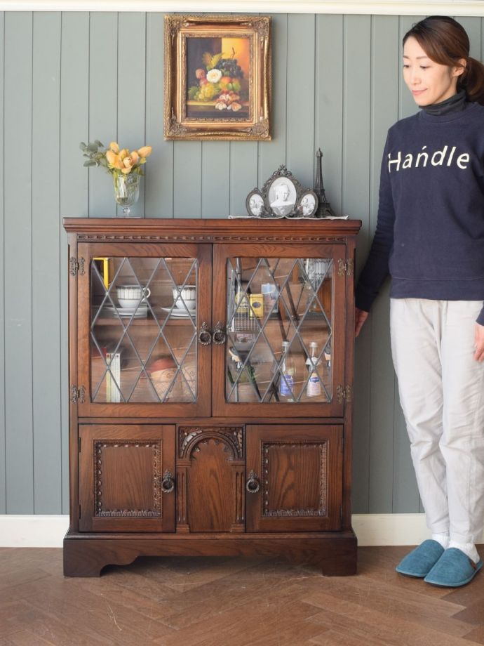 英国アンティークのキャビネット