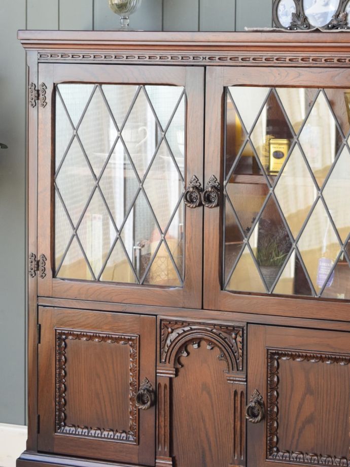 アンティーク家具らしさが漂うキャビネット