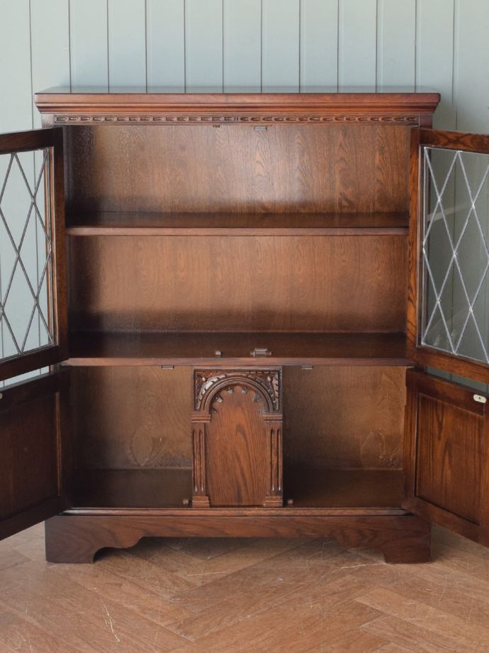 アンティークキャビネット扉の中