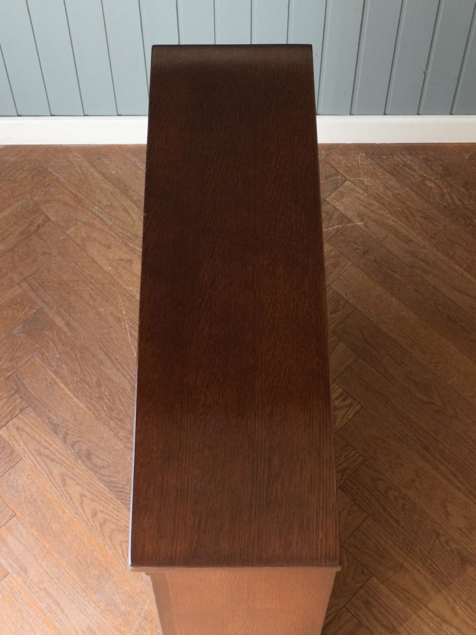 アンティークのキャビネットの天板