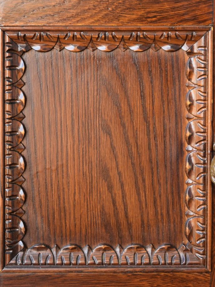 ガラスキャビネットの装飾