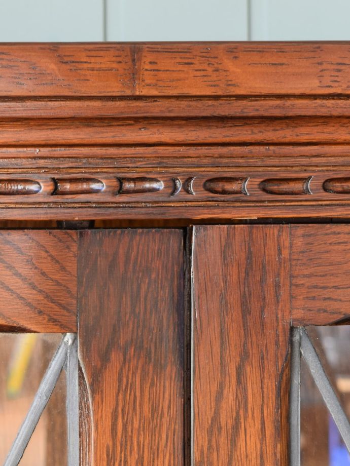 英国アンティーク家具らしい装飾