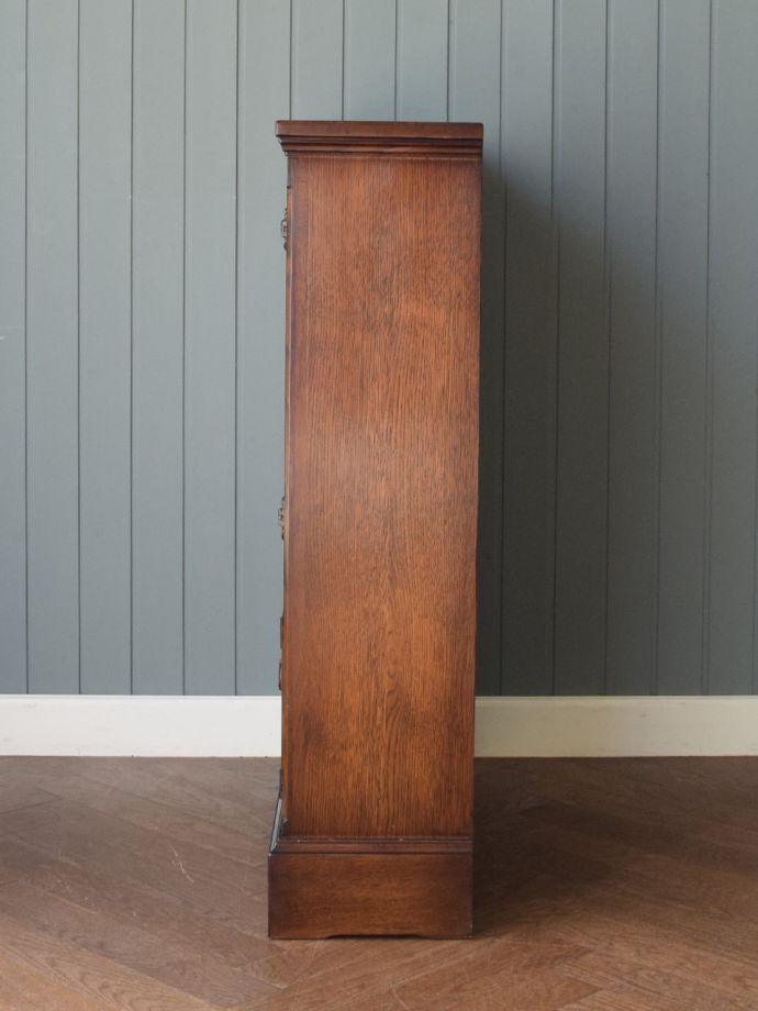 キャビネットの側面