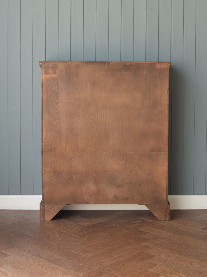 ガラスキャビネットの後ろ姿