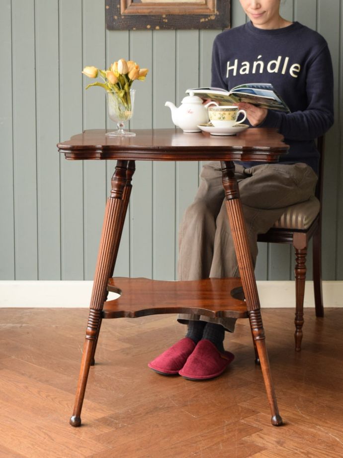 アンティークのオケージョナルテーブル