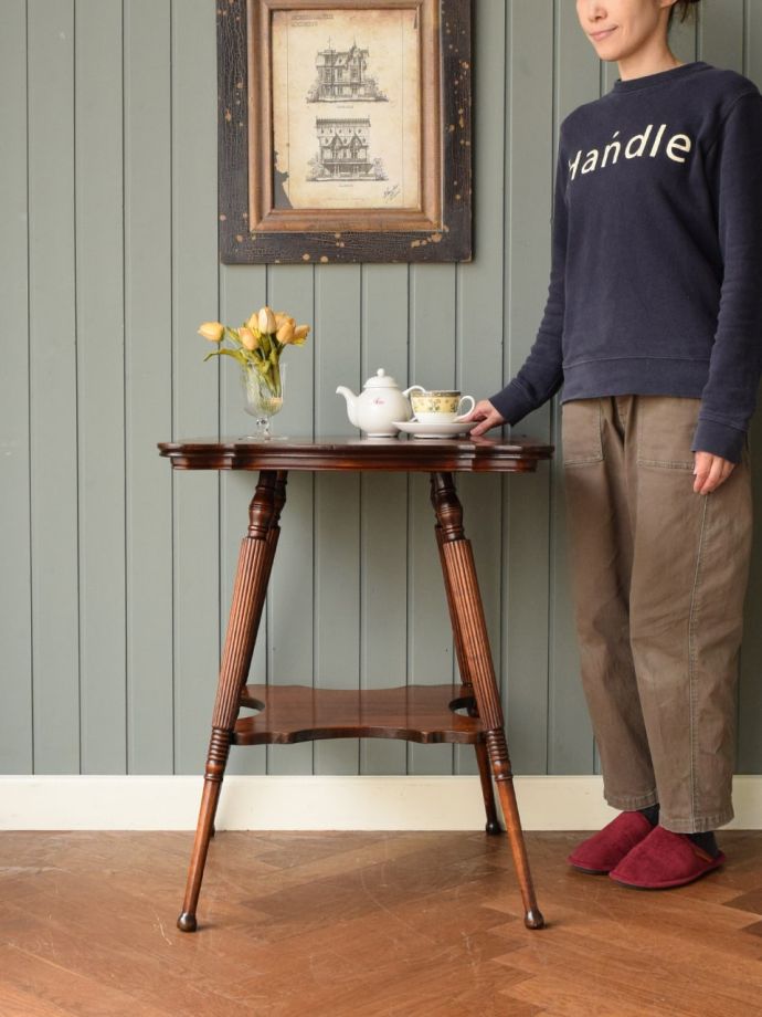 美しいアンティークのテーブル