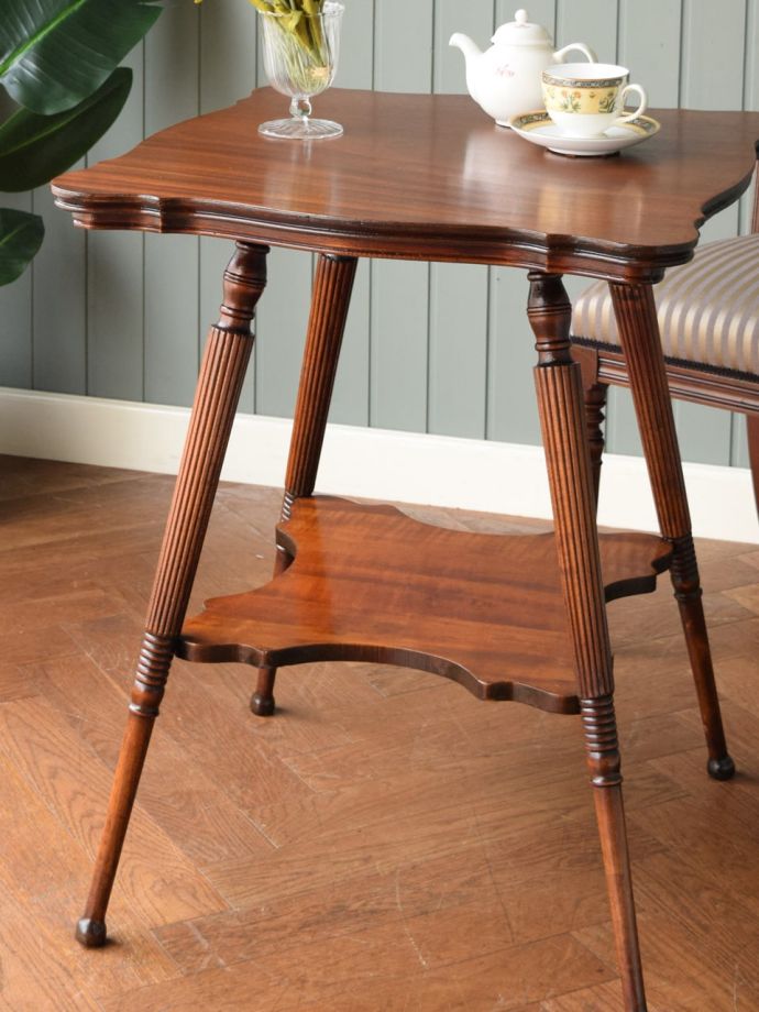 英国のアンティーク家具らしいデザイン