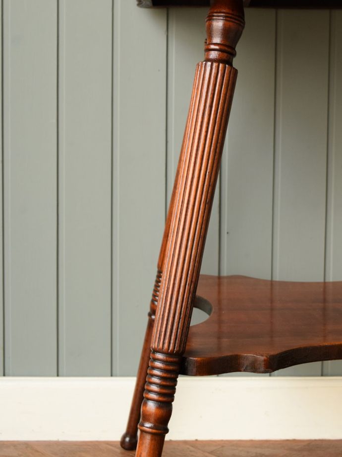 英国アンティーク家具らしい装飾