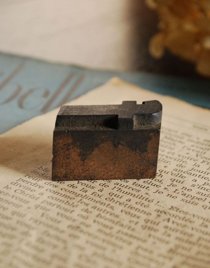 アンティーク その他の雑貨　アンティーク雑貨　フランスで買い付けてきたアンティークスタンプ、アルファベットスタンプ（ｆ）。小さなアンティークのスタンプアルファベットが彫ってある木製のスタンプ。(h-094-z)