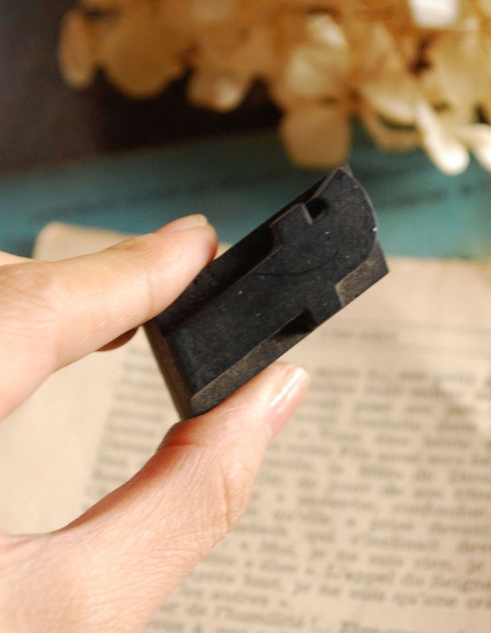 アンティーク その他の雑貨　アンティーク雑貨　フランスで買い付けてきたアンティークスタンプ、アルファベットスタンプ（ｆ）。大きさはコレくらいほっこりとしたぬくもりが感じられる小さなアンティークはいかがでしょう？。(h-094-z)