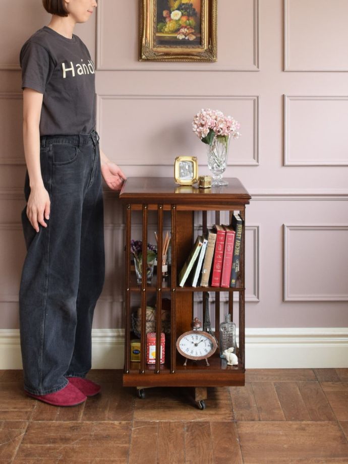 英国のアンティーク家具、リボルビングブックケース