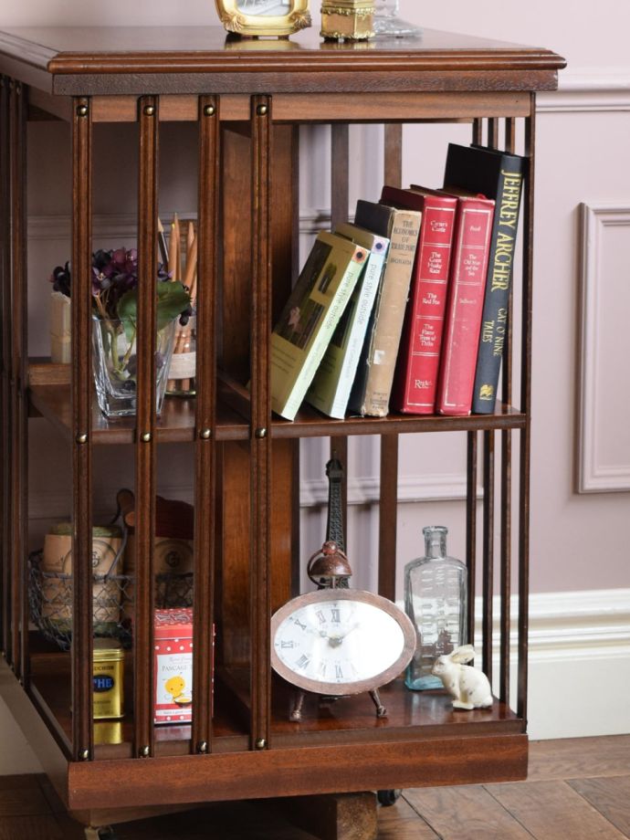 アンティーク家具らしい美しい細工