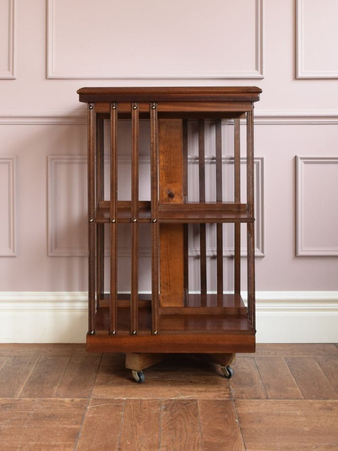 アンティーク本棚の後ろ姿