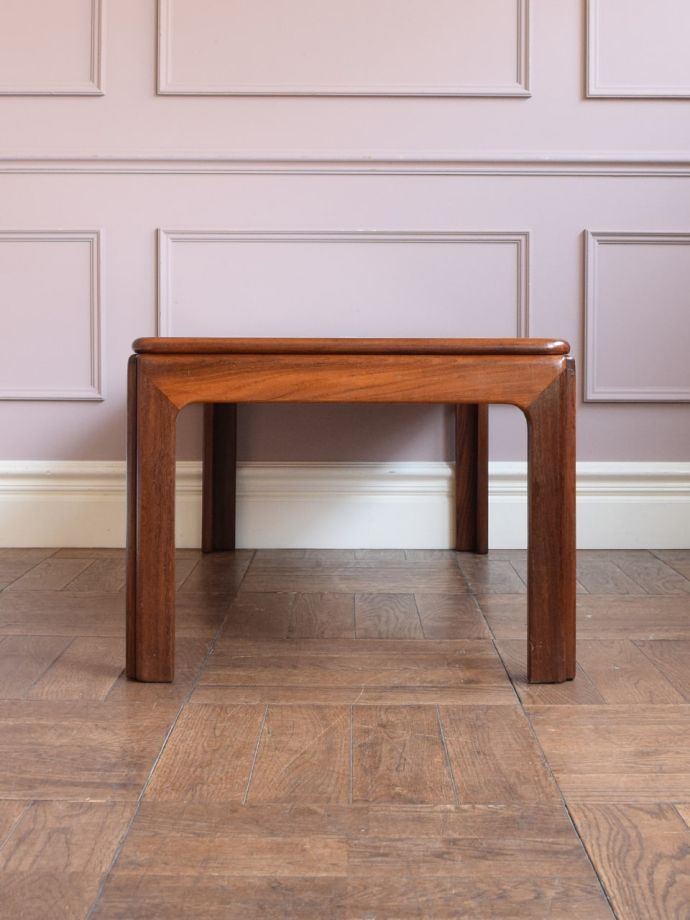 コーヒーテーブルの側面