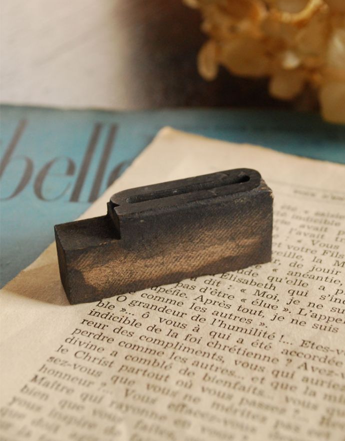 アンティーク その他の雑貨 アンティーク雑貨 フランスで買い付けてきたアンティークスタンプ、アルファベットスタンプ(p)。小さなアンティークのスタンプアルファベットが彫ってある木製のスタンプ。(h-096-z)