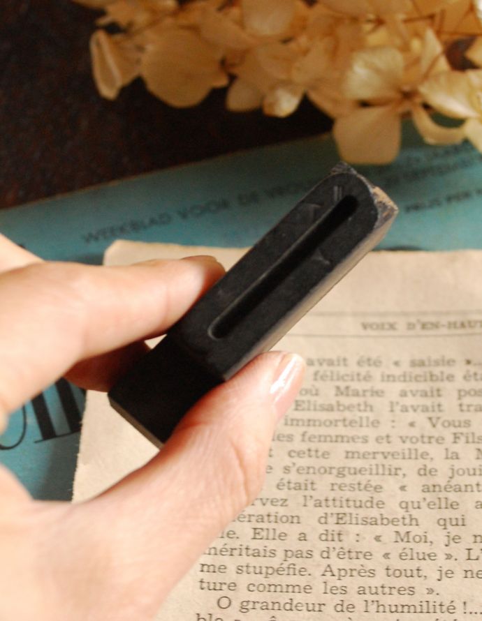 アンティーク その他の雑貨 アンティーク雑貨 フランスで買い付けてきたアンティークスタンプ、アルファベットスタンプ(p)。大きさはコレくらいほっこりとしたぬくもりが感じられる小さなアンティークはいかがでしょう?。(h-096-z)