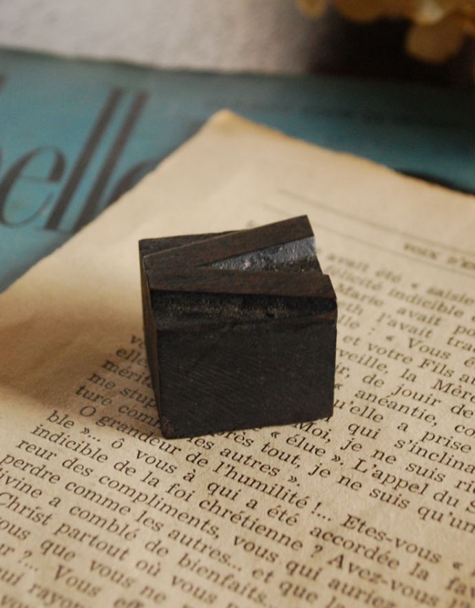 アンティーク その他の雑貨 アンティーク雑貨 フランスで買い付けてきたアンティークスタンプ、アルファベットスタンプ(V)。小さなアンティークのスタンプアルファベットが彫ってある木製のスタンプ。(h-097-z)