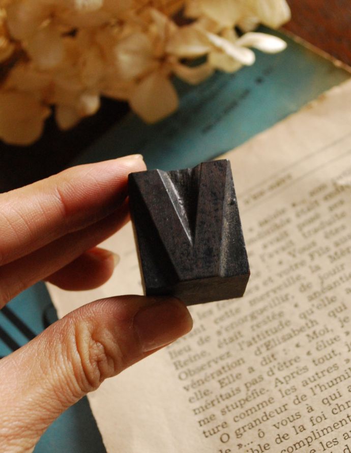 アンティーク その他の雑貨 アンティーク雑貨 フランスで買い付けてきたアンティークスタンプ、アルファベットスタンプ(V)。大きさはコレくらいほっこりとしたぬくもりが感じられる小さなアンティークはいかがでしょう?。(h-097-z)