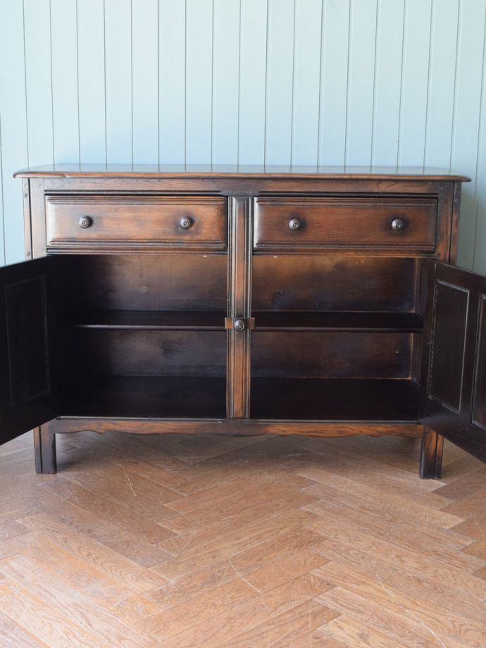 アーコールのキャビネットの扉の中