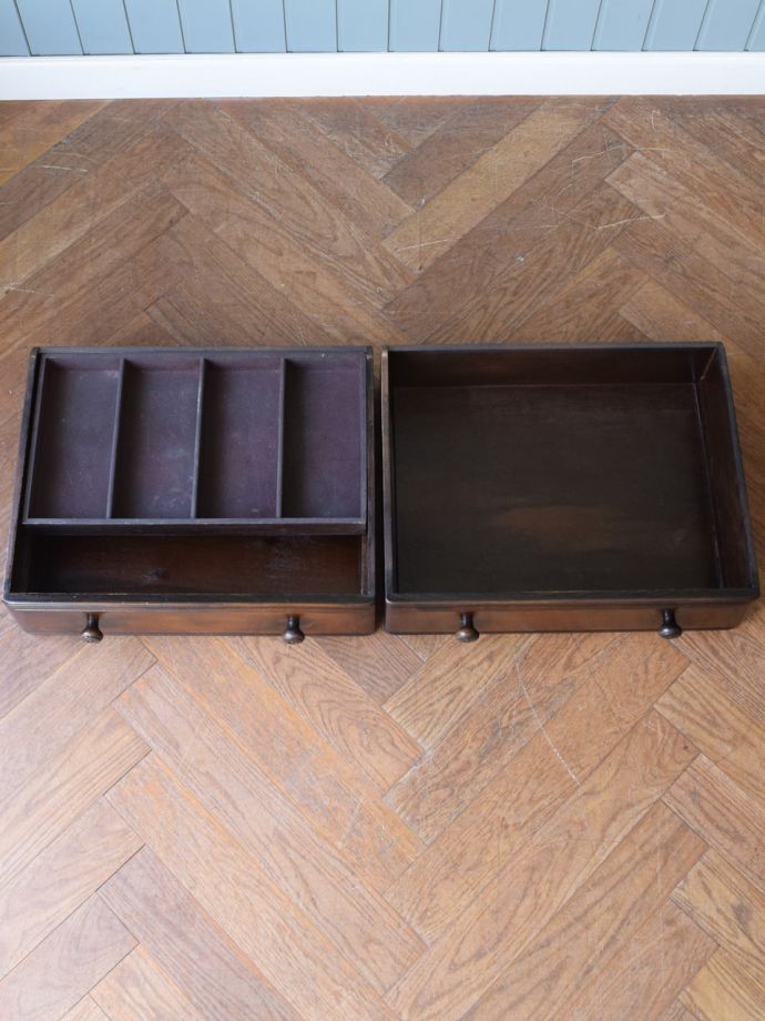 サイドボードの引き出しの中