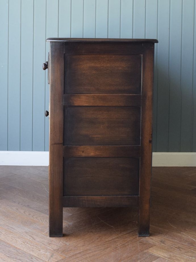 アーコールのキャビネットの側面