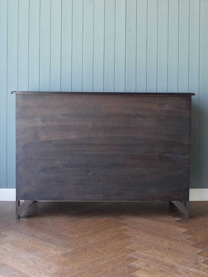 ビンテージキャビネットの後ろ姿