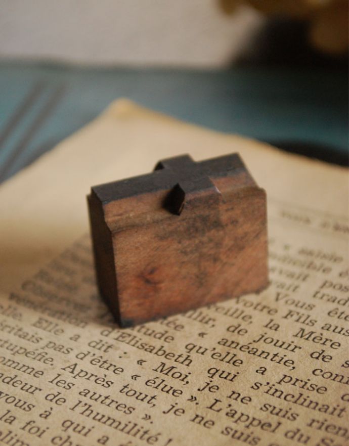 アンティーク その他の雑貨　アンティーク雑貨　フランスで買い付けてきたクロスモチーフのアンティークスタンプ。小さなアンティークのスタンプクロスが彫ってある木製のスタンプ。(h-099-z)