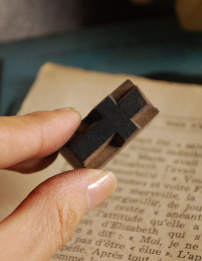 アンティーク その他の雑貨　アンティーク雑貨　フランスで買い付けてきたクロスモチーフのアンティークスタンプ。大きさはコレくらいほっこりとしたぬくもりが感じられる小さなアンティークはいかがでしょう？。(h-099-z)